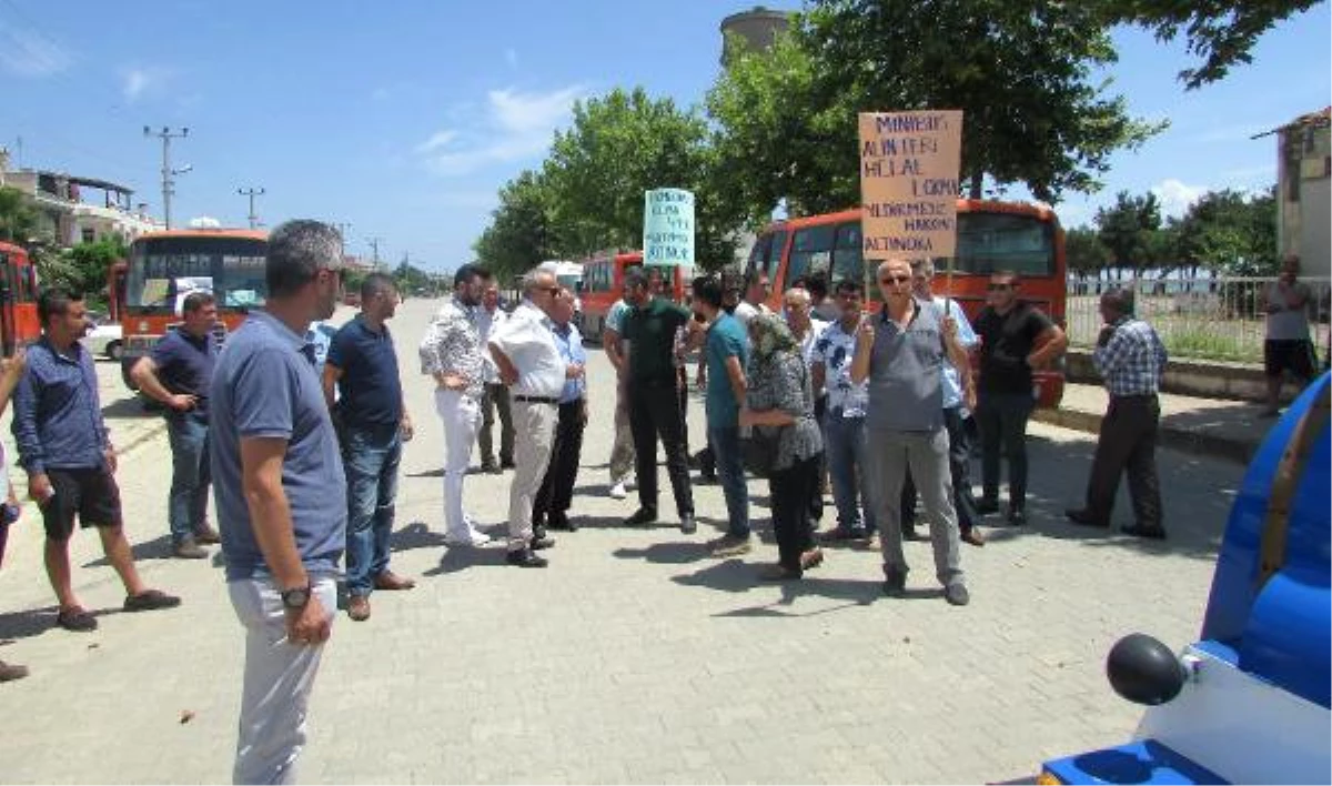 Nostaljik Trene Tepki Gösteren Minibüsçüler Yol Kapattı