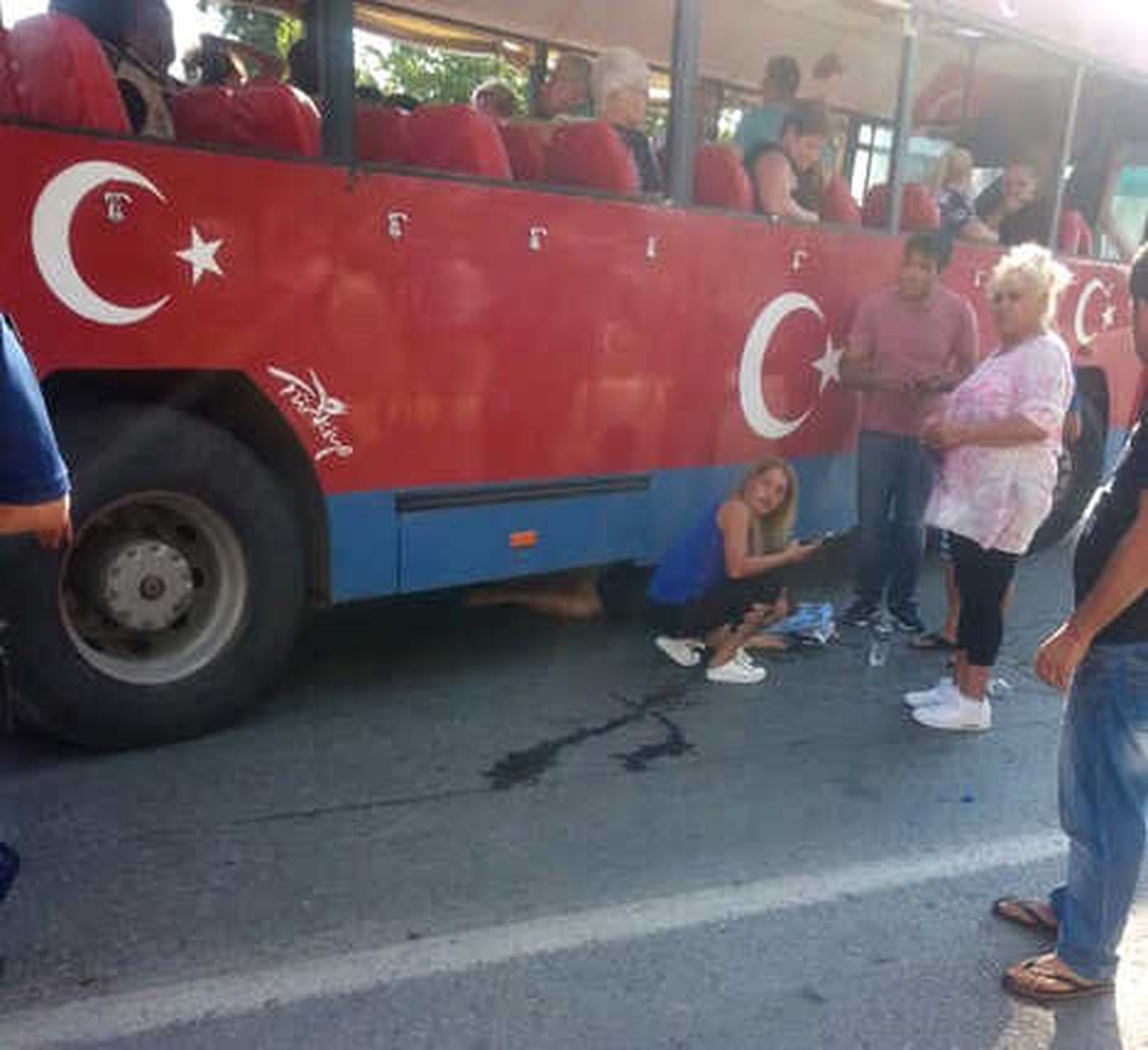 Safari Otobüsünün Altında Kalan Kadın Ölümden Döndü