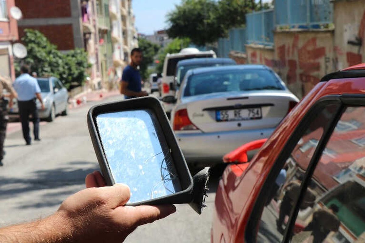 Samsun\'da 15 Aracın Aynası Kırıldı