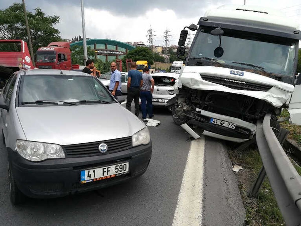 Tır, 6 Otomobili Biçti: 3 Yaralı