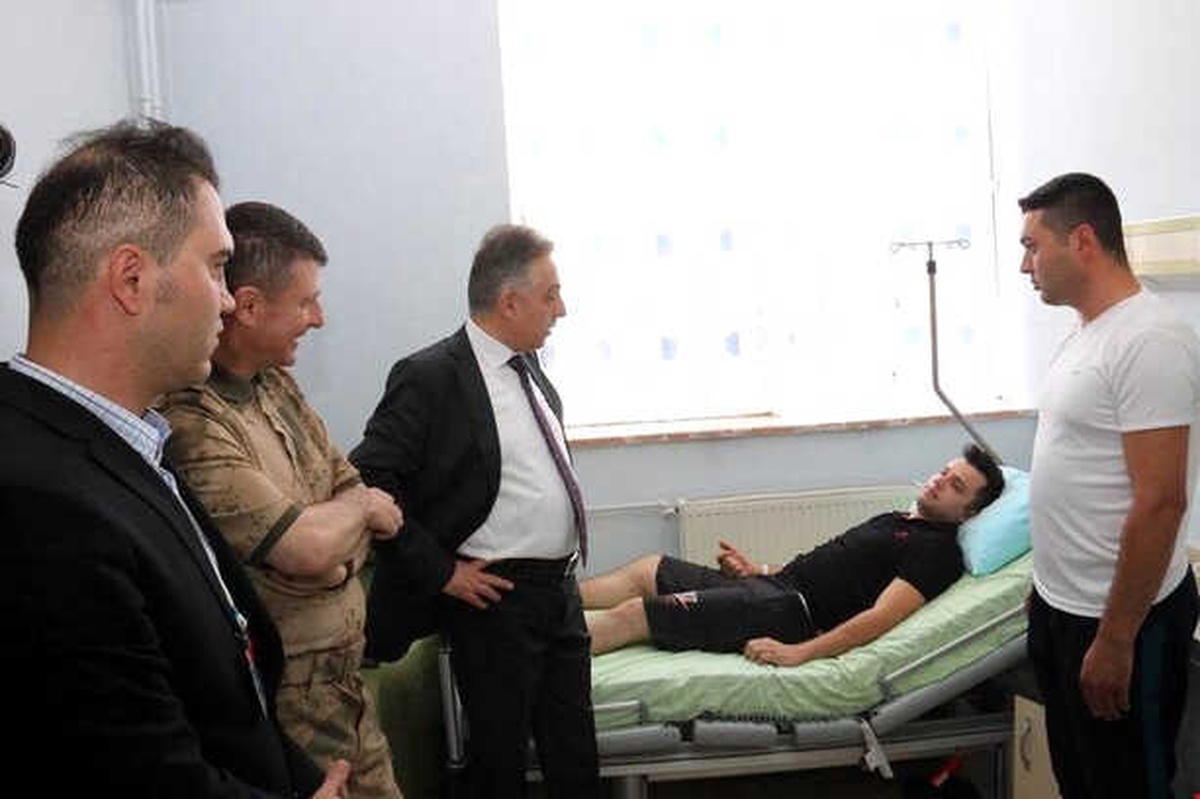 Vali Toprak Yaralı Askerleri Ziyaret Etti