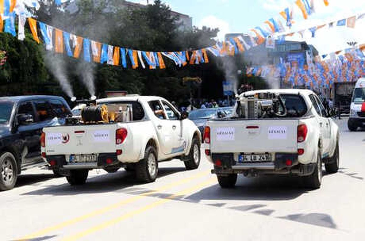 Van\'da, Erdoğan\'ın Mitingi Öncesi Sokaklara Gül Suyu Sıkıldı