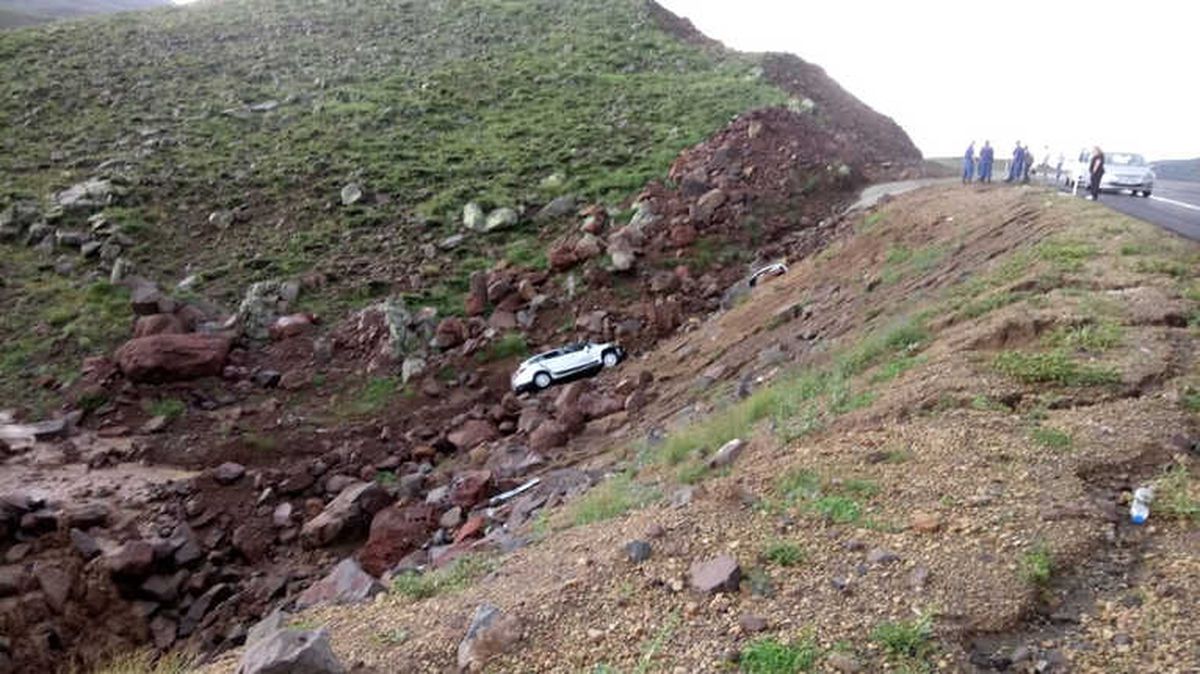 Yoldan Çıkan Araç Şarampole Uçtu: 5 Yaralı