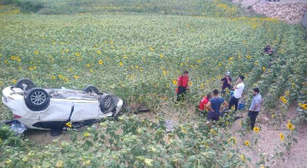 Adana\'da Minibüs ile Otomobil Çarpıştı: 3\'ü Ağır 7 Yaralı