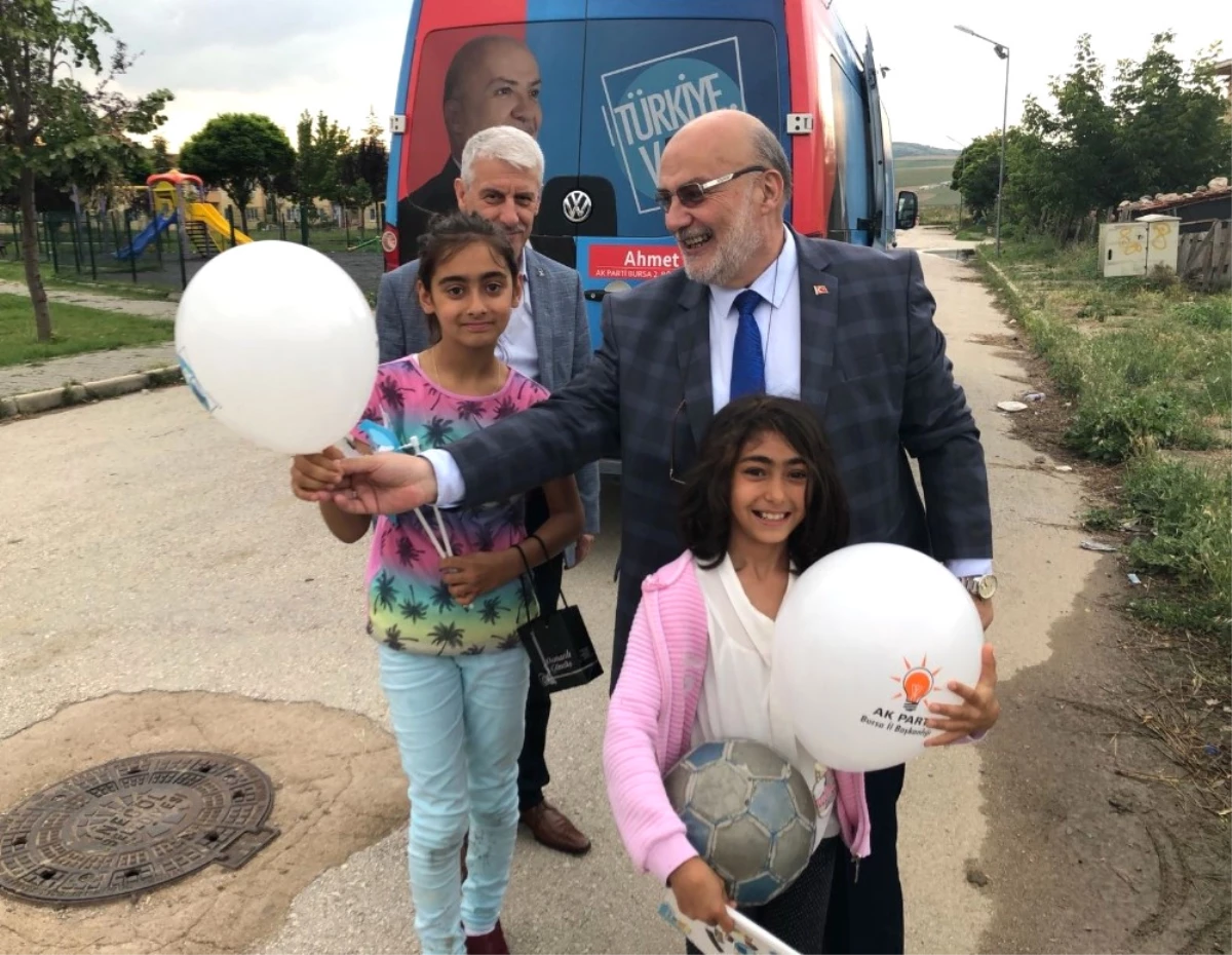 AK Parti\'li Aday Yelis, Çocuklarla Bir Araya Gelerek Hediye Dağıttı