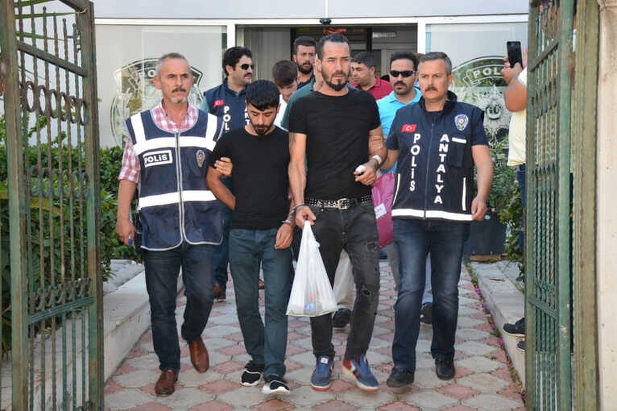 Antalya\'da Hırsızlık Şüphelilerine Şafak Operasyonu