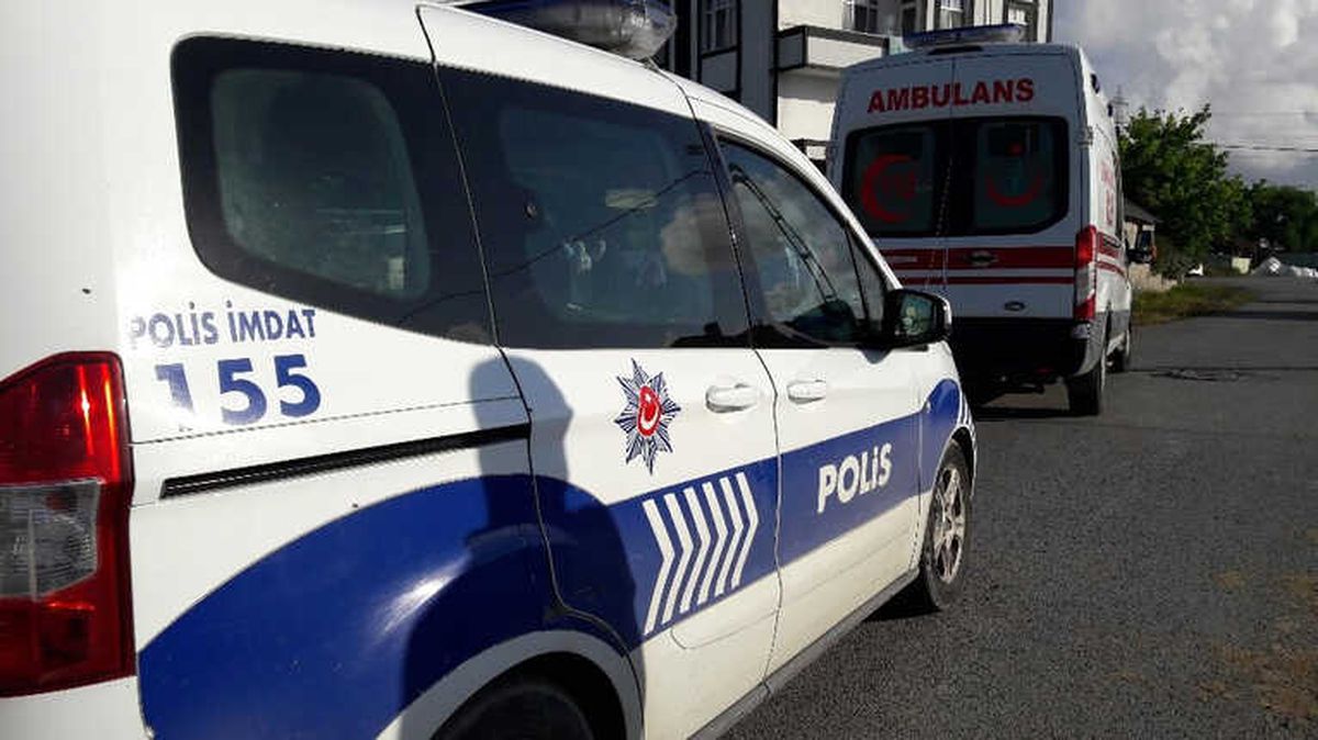 Arnavutköy\'de Bir Baba Eşi ve Kızını Boğarak Öldürdü