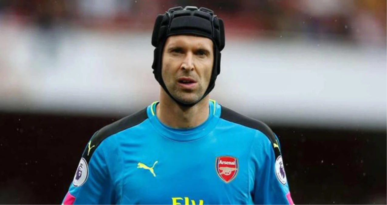 Arsenallı Kaleci Petr Cech, Napoli Yolunda