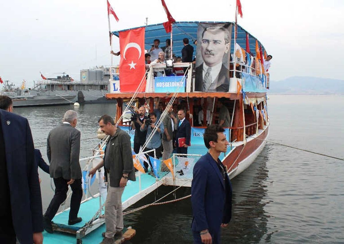 Başbakan\'dan Gençlerle Tekne Turu
