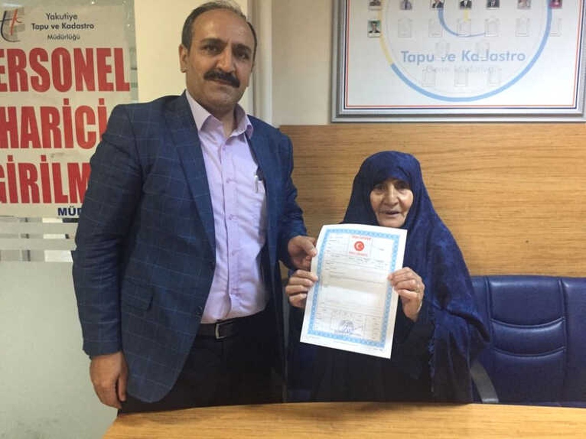 Başkan Sekmen 33 Yıllık Tapu Sorununu Çözdü