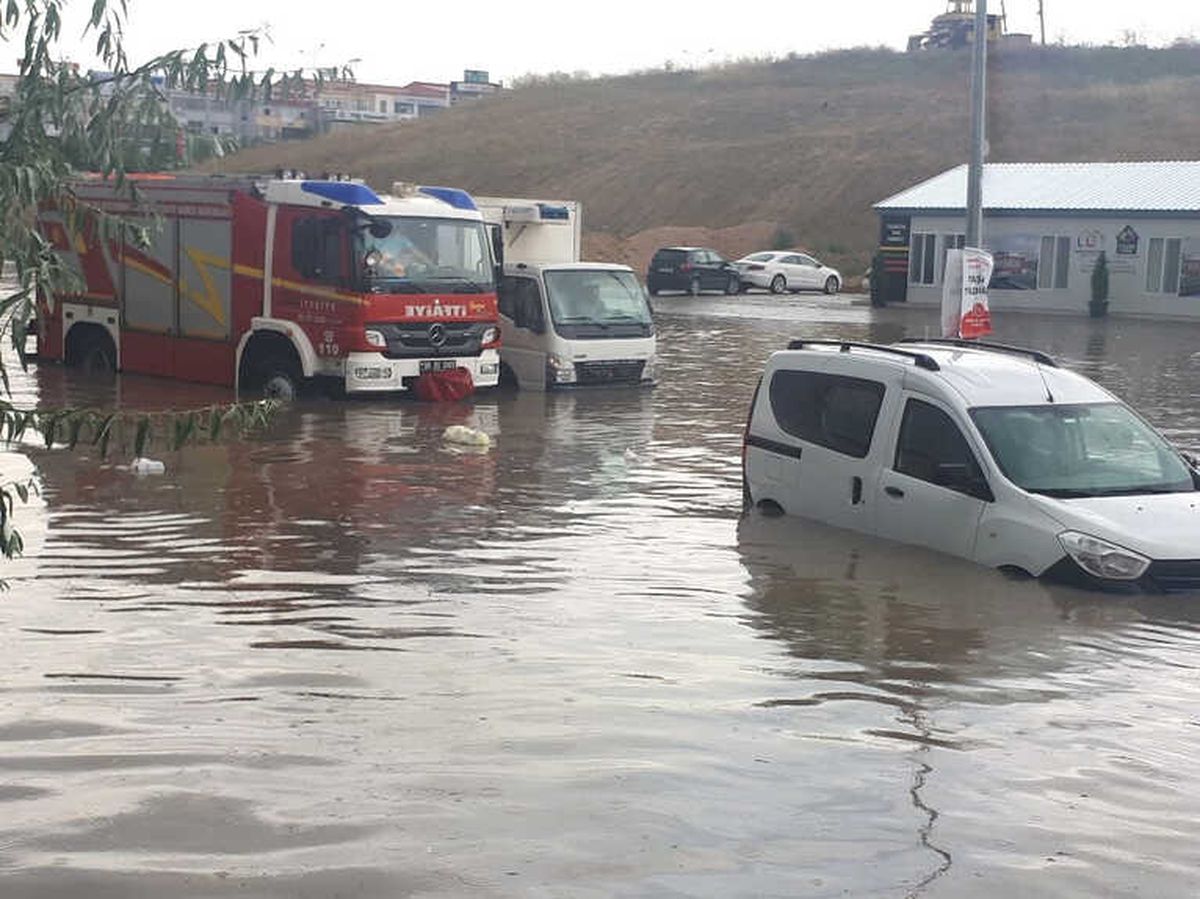 Başkent\'te Aniden Bastıran Yağış Hayatı Olumsuz Etkiledi