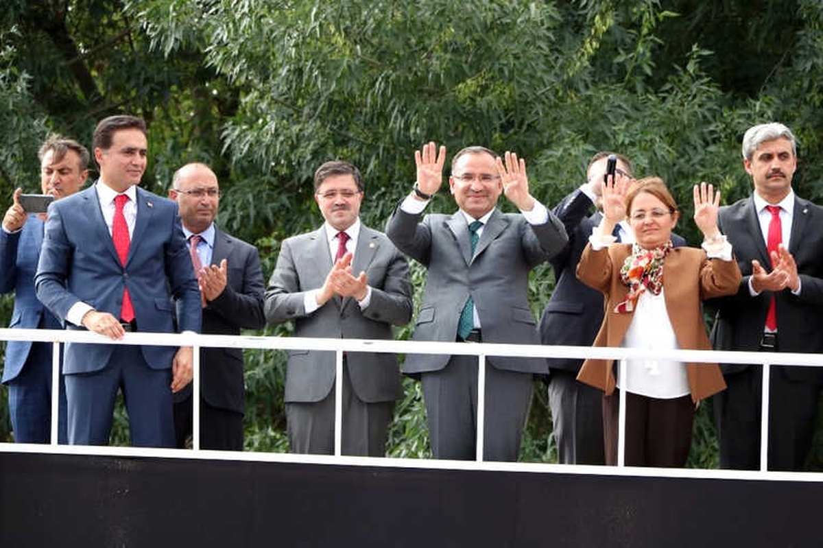 Bozdağ: "Chp\'yi Apo\'nun Askeri Yapmak Üzere Uygun Adım Marş İleri Doğru Götürüyorsunuz"