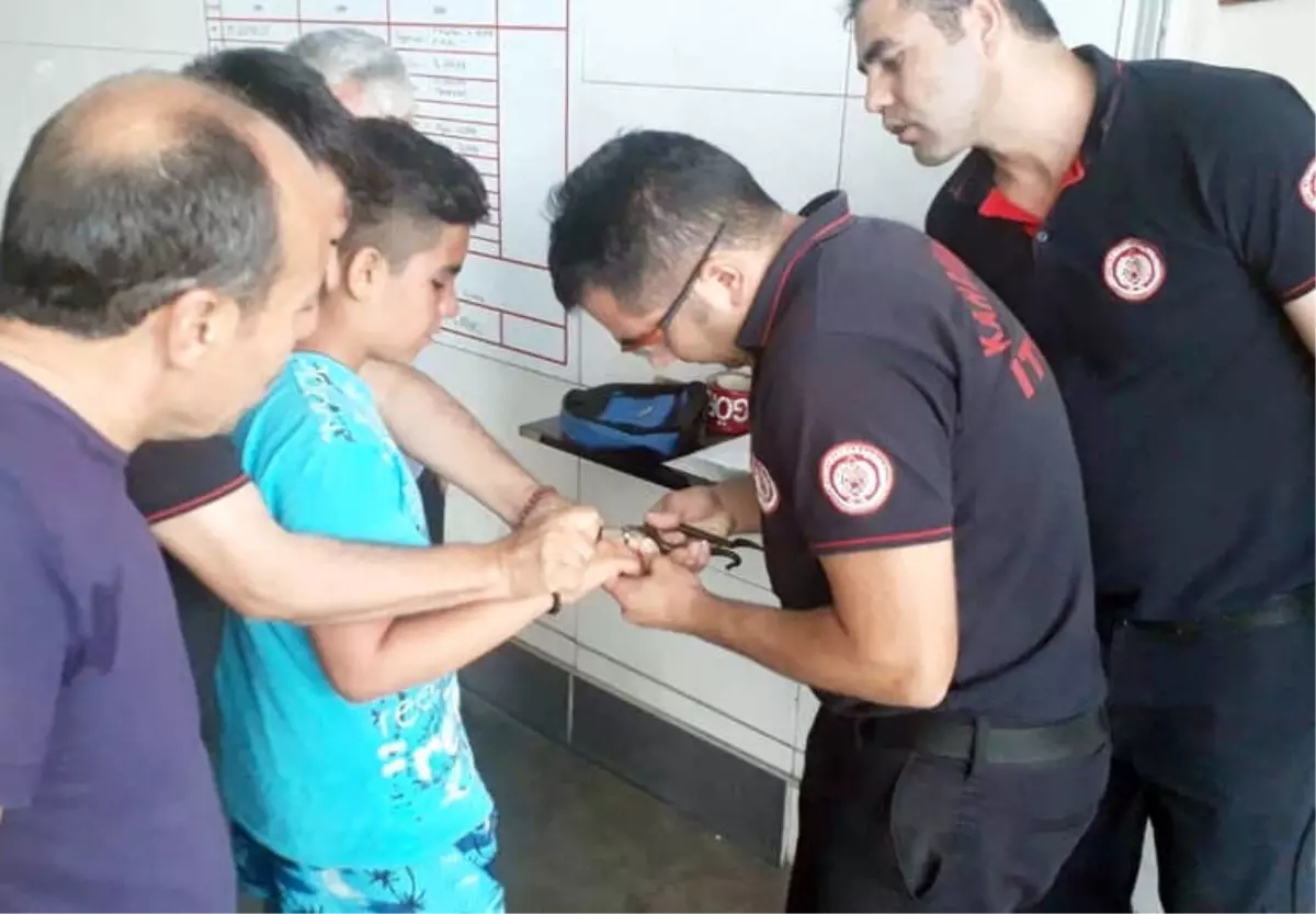Çocuğun Parmağına Sıkışan Yüzüğü İtfaiye Çıkardı
