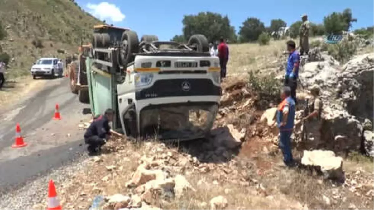 Çöp Kamyonu Takla Attı: 2 Ölü, 1 Yaralı