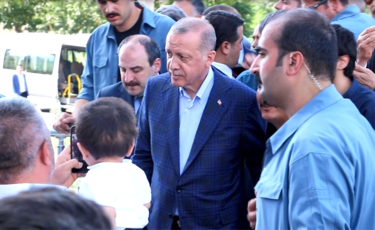 Cumhurbaşkanı Erdoğan\'dan Şehit ve Milletvekilinin Ailesine Taziye Ziyareti