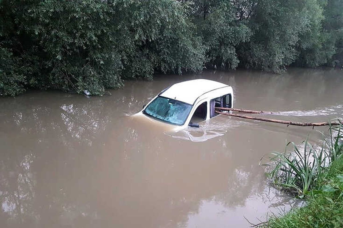 Dereye Uçan Otomobilini Bırakıp Apar Topar İşine Gitti