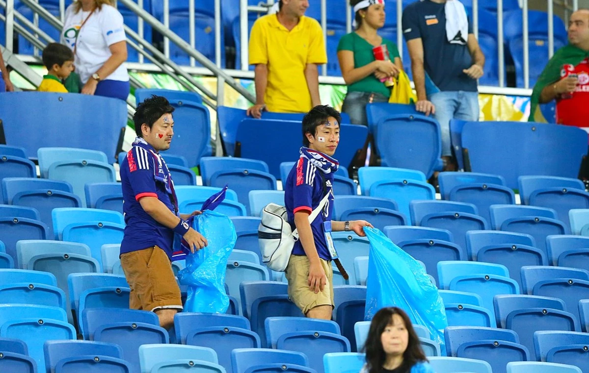 Dünya Kupasında Japon Taraftarların Bir Kısmı Sahneyi Temizlerken Bir Kısmı Sevgilisiyle Öpüştü