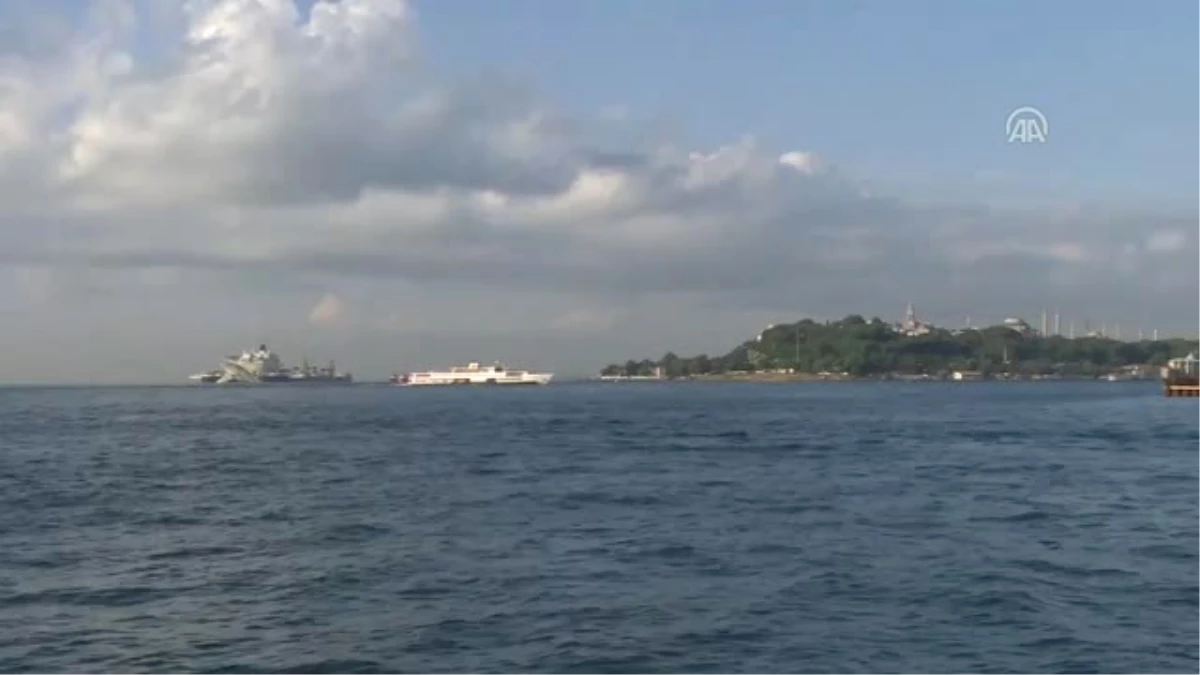Dünyanın En Büyük İnşaat Gemisi İstanbul Boğazı\'ndan Geçiyor