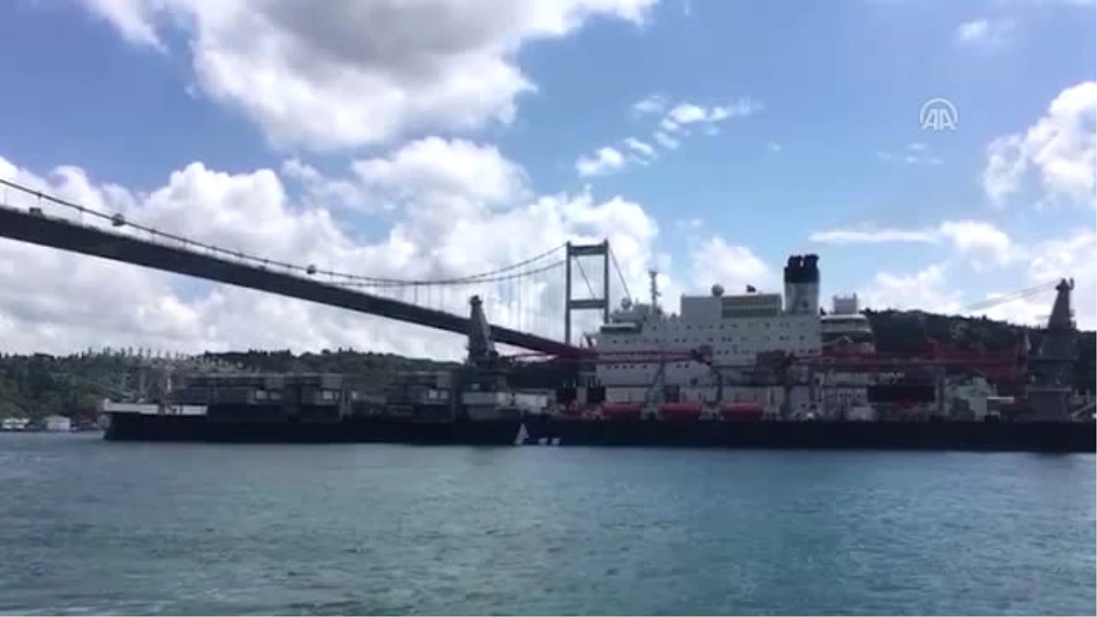 Dünyanın En Büyük İnşaat Gemisi İstanbul Boğazı\'ndan Geçiyor (2)
