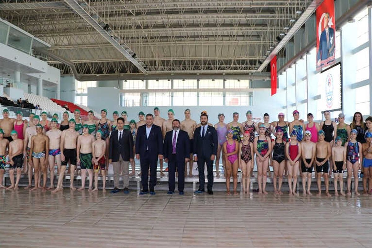 Edirne\'de Bin Seyirci Kapasiteli Olimpik Yüzme Havuzu Hizmete Başladı
