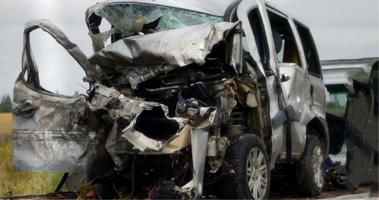 Eskişehir\'de Feci Kaza! Bariyere Çarpan Araç Yuvarlandı, Aynı Aileden 5 Kişi Öldü