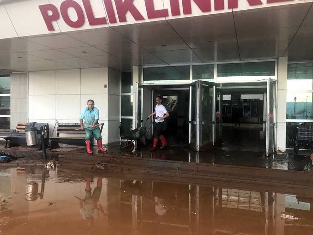 Sağanak Yağış Sonrası Hastaneyi Su Bastı, Doktorlar Sel Nöbeti Tuttu