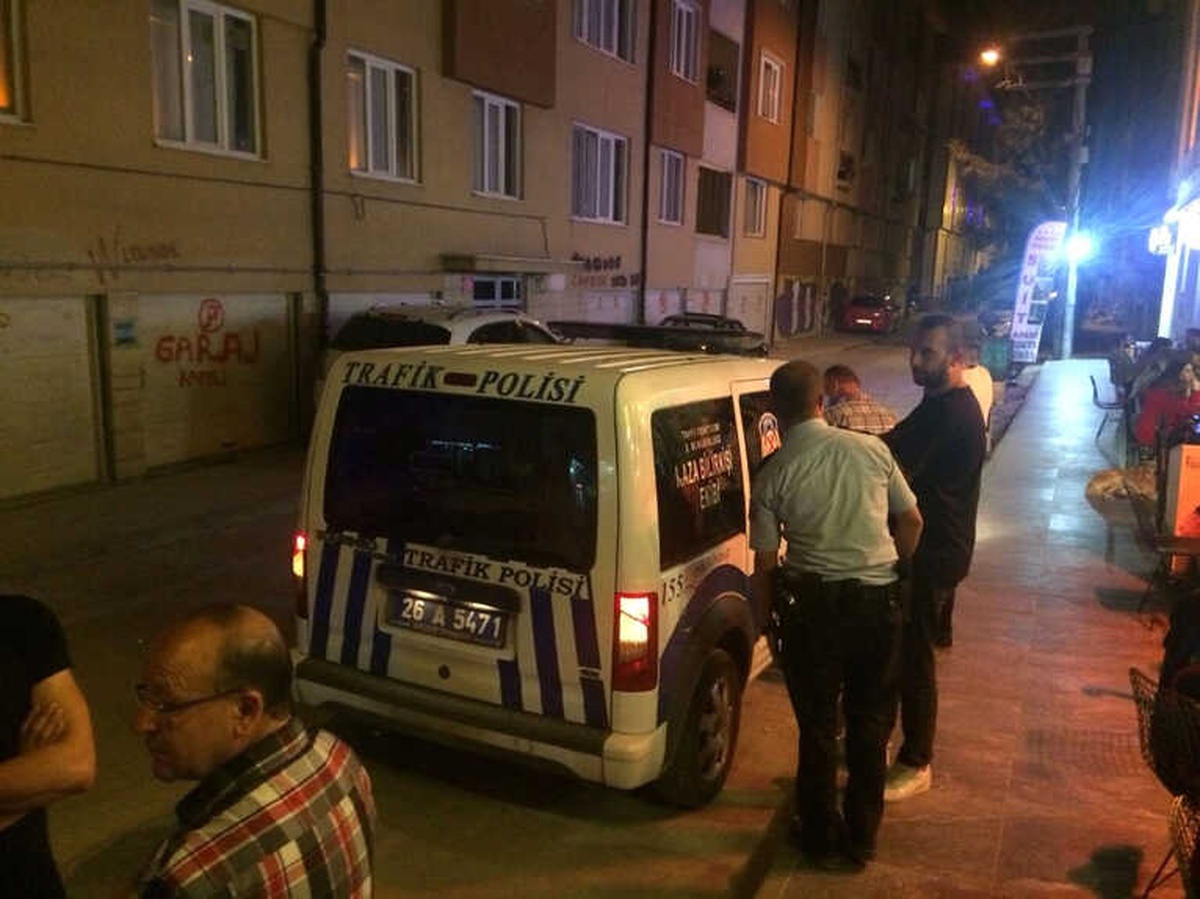 İki Aracın Arasına Sıkışan Kadın Ölümden Döndü