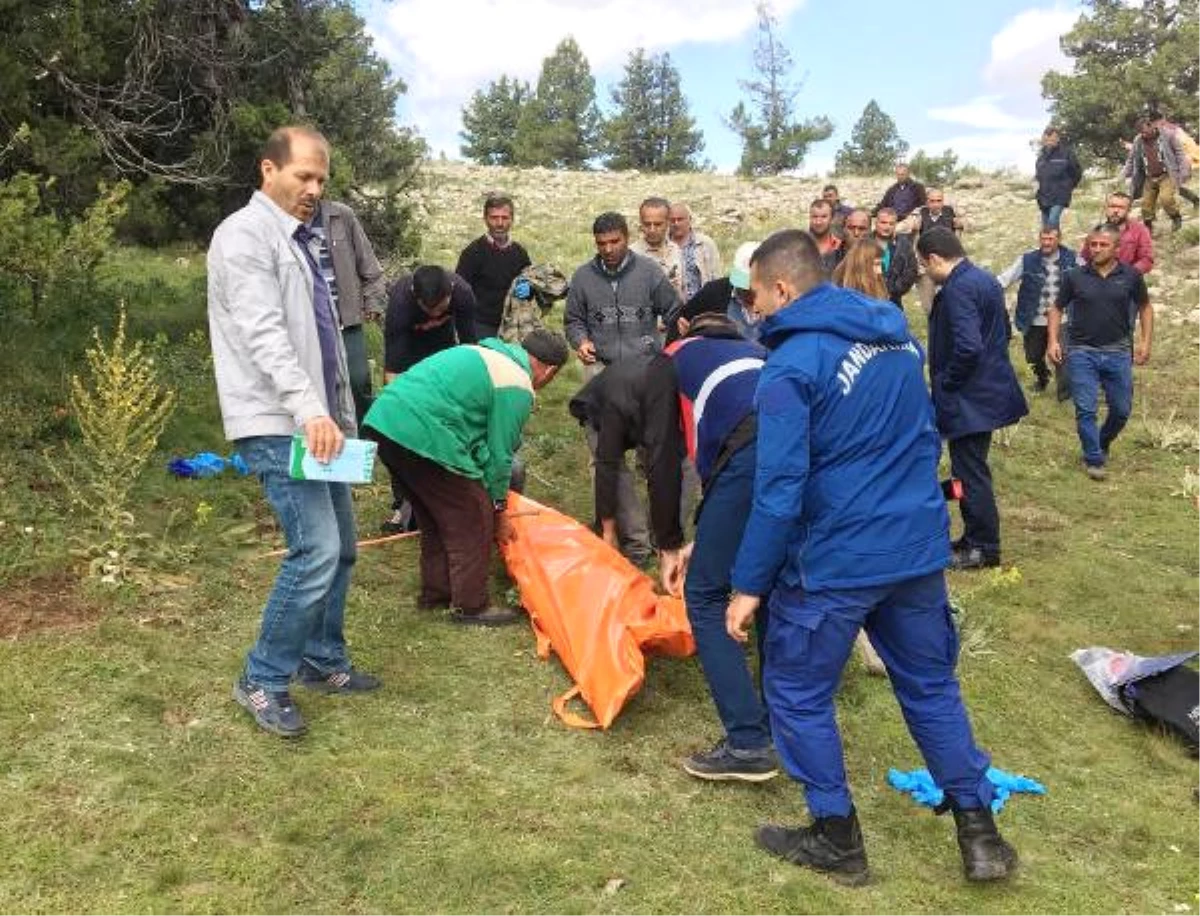 Isparta\'da Yıldırım Düştü; Ağaç Altındaki Çoban Öldü