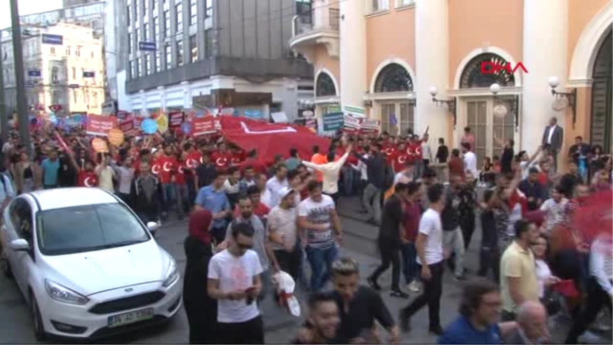 İstanbul Ak Partililer\'den İstiklal Caddesi\'nde \'Gençlik Yürüyüşü\'