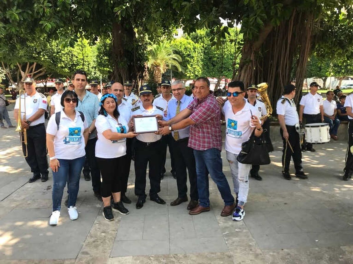 Kızılay Gönüllüleri Bando Konseri Eşliğinde Kan Bağışladı