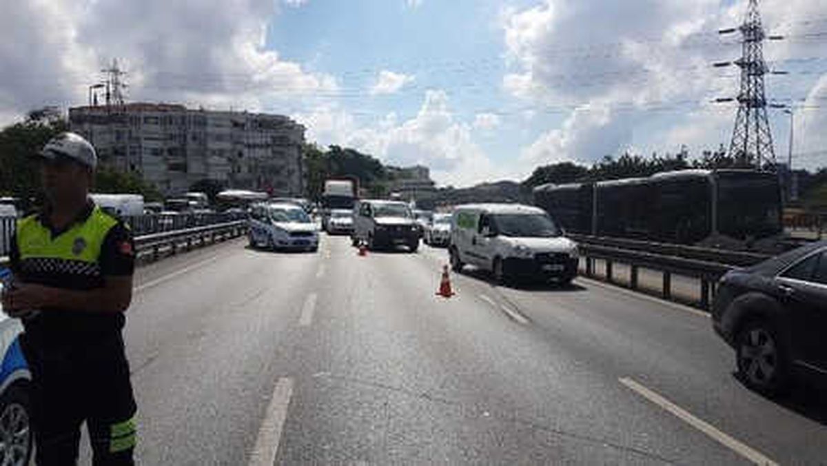 Küçükçekmece D-100 Karayolunda Zincirleme Trafik Kazası (1)