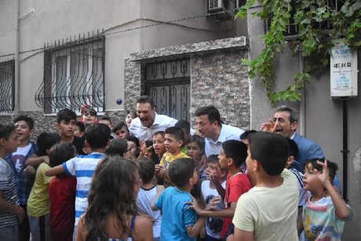 Milletvekili Adayı Özalan ile Milletvekili Hamza Dağ, Sokakta Maç Yaptı