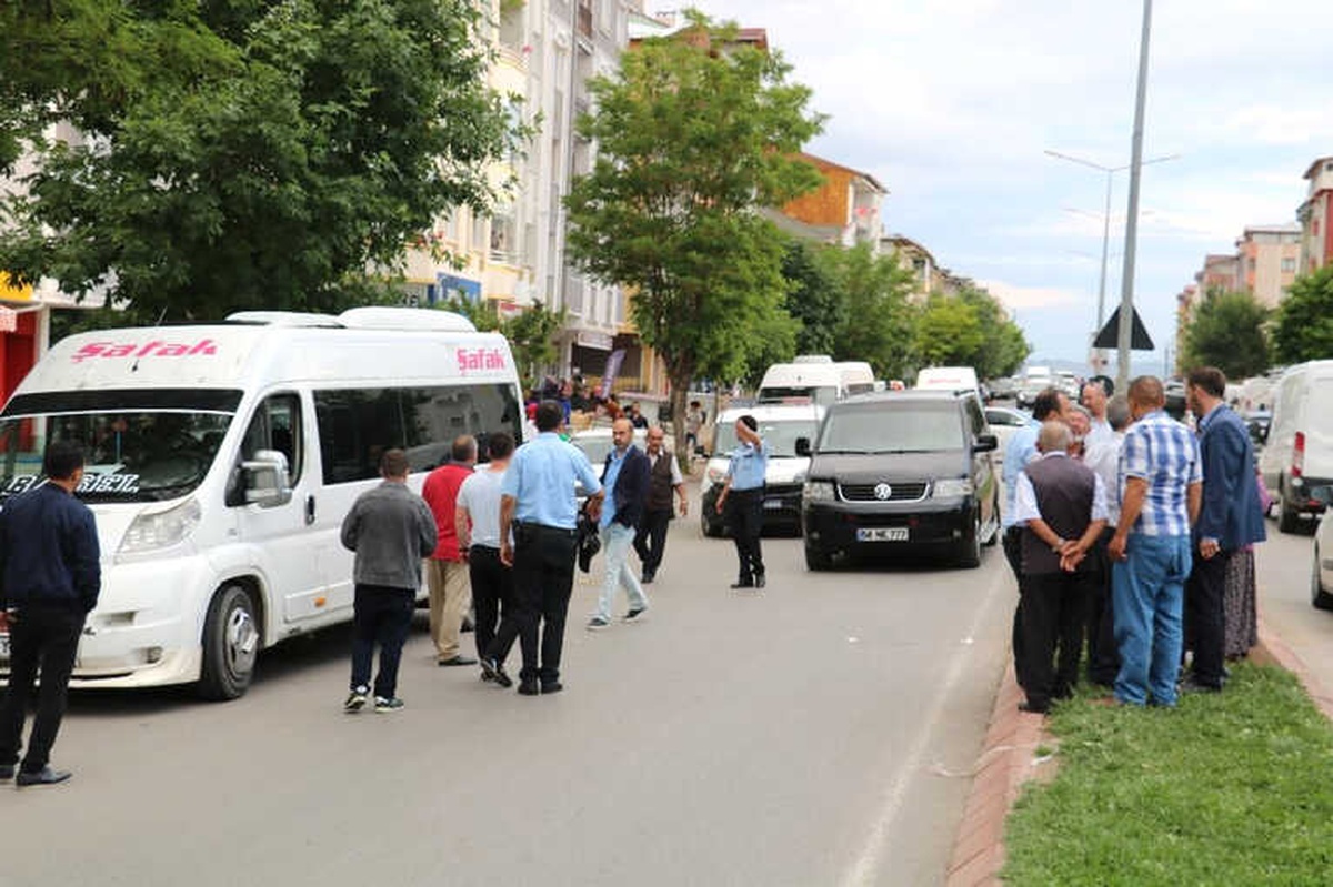 Minibüsün Çarptığı Çocuk Metrelerce Sürüklendi