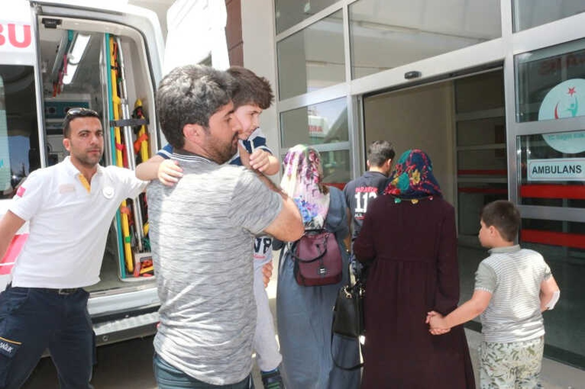 Otomobil Mucurlu Yolda Takla Attı: 5 Yaralı