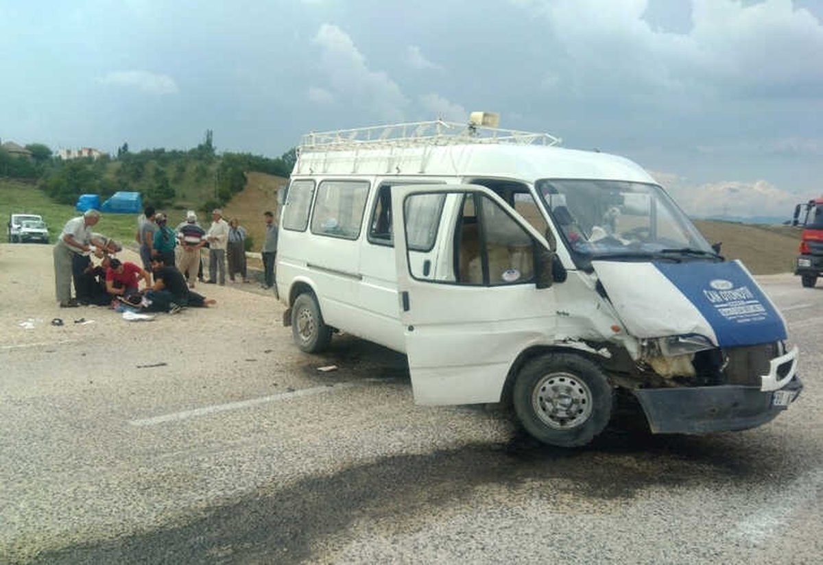 Otomobil ve Minibüs Çarpıştı: 3\'ü Ağır 7 Yaralı