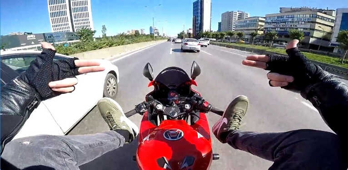 E-5 Karayolunda Ayaklarıyla Motosiklet Süren Maganda Yakalandı