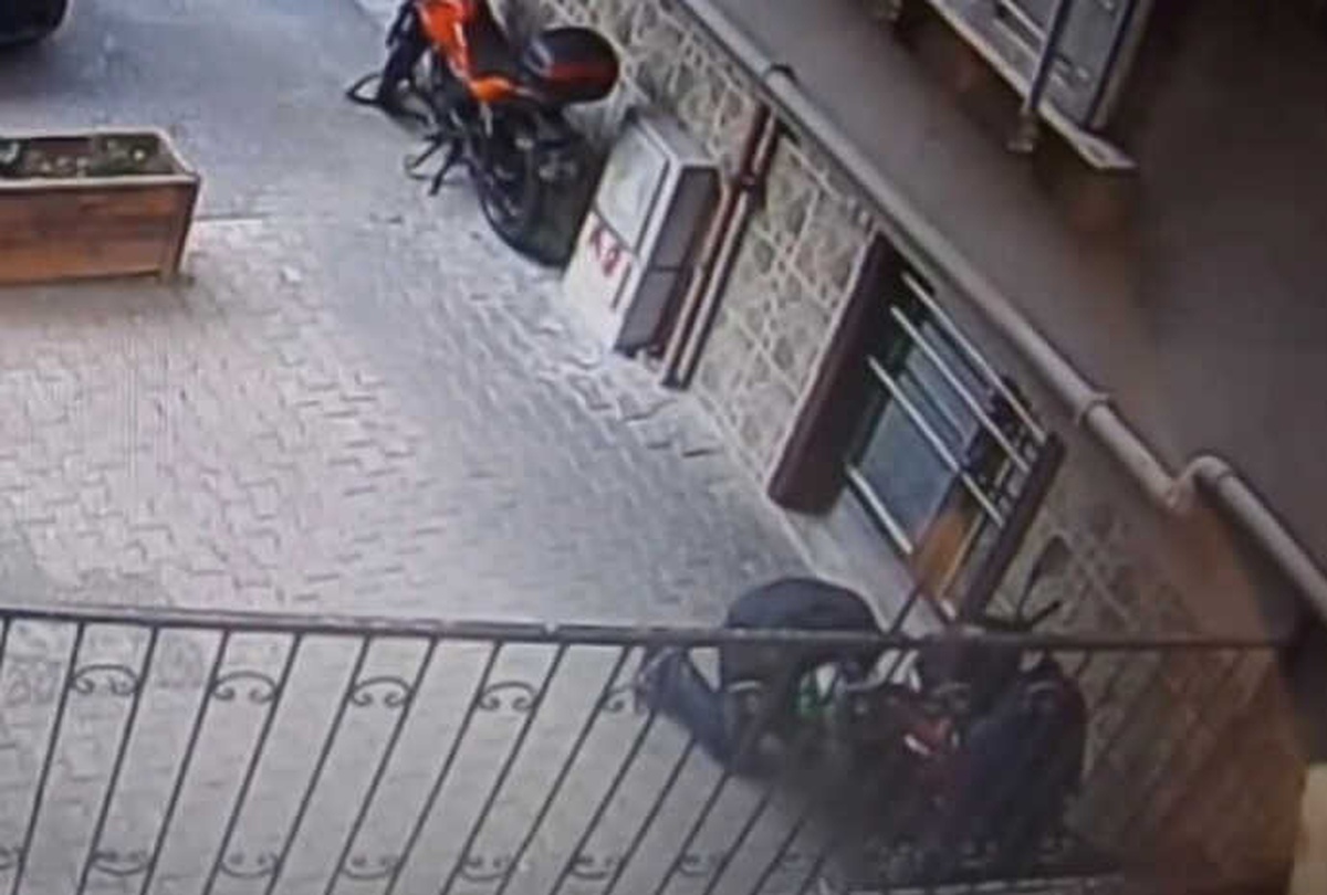 Kasklı Hırsızlar 20 Bin Liralık Motosikleti Böyle Çaldı
