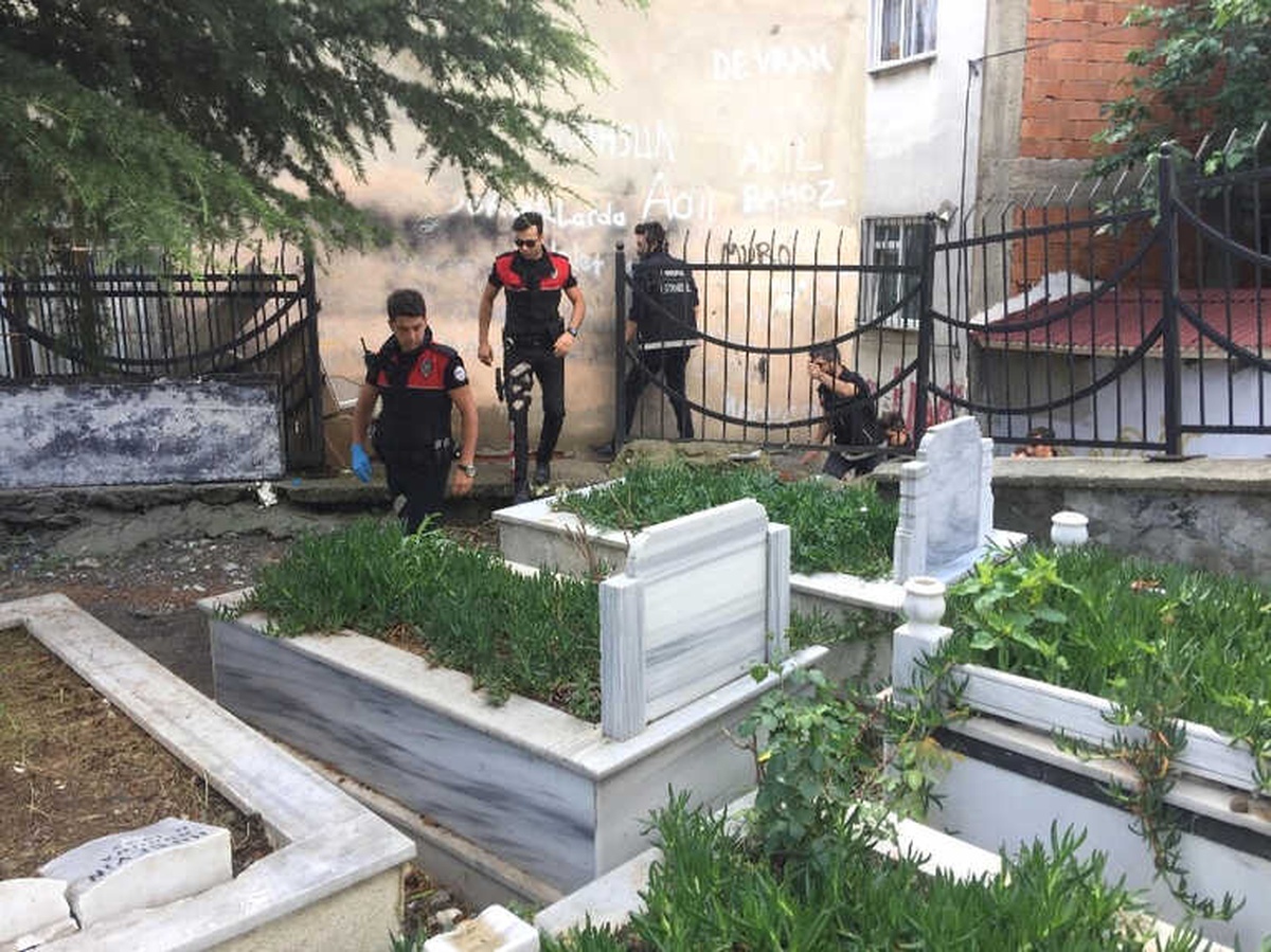 Mezar Taşı Altından Uyuşturucu Çıktı