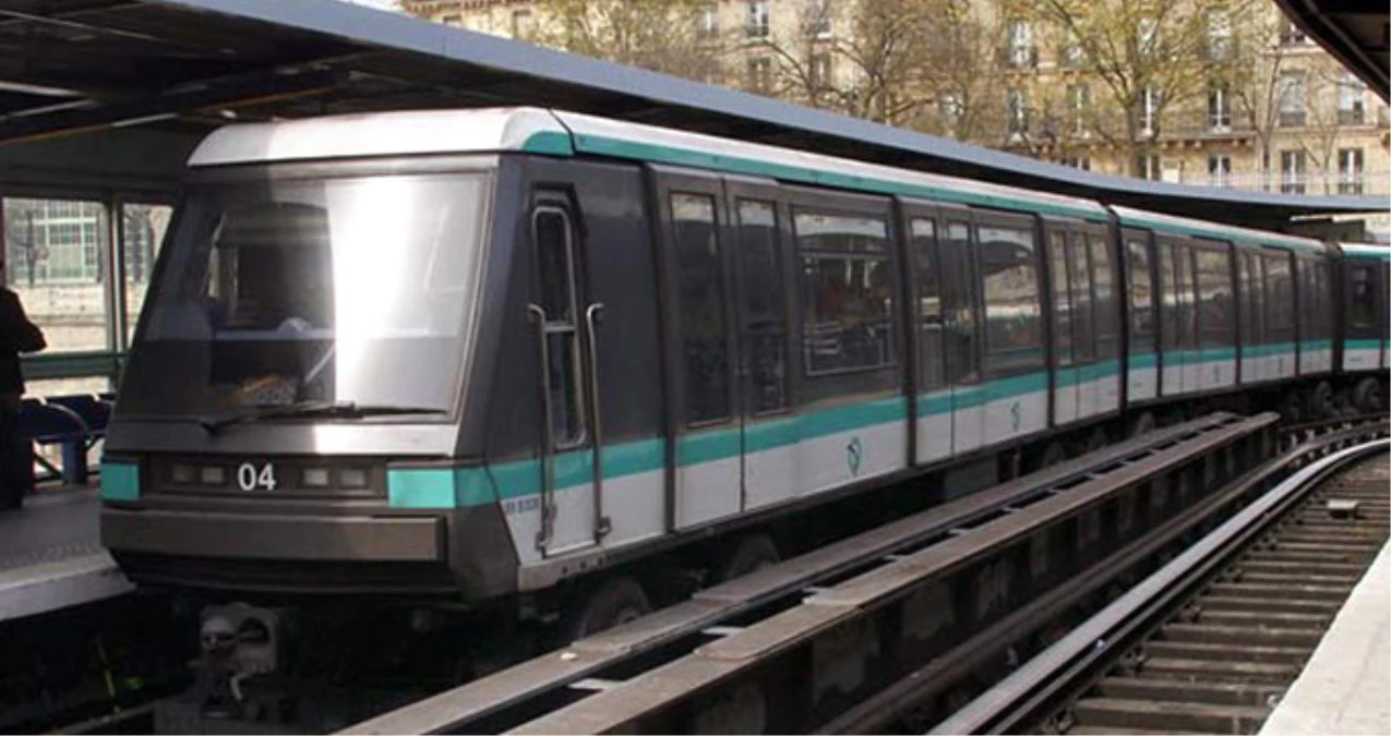 Paris\'teki Banliyö Treninde Doğan Bebek, 25 Yıl Bedava Seyahat Edecek
