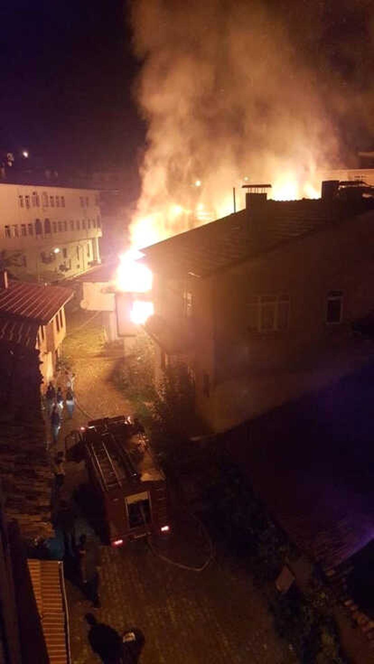 Şaphane\'deki Yangında 2 Katlı Ahşap Bina Kül Oldu