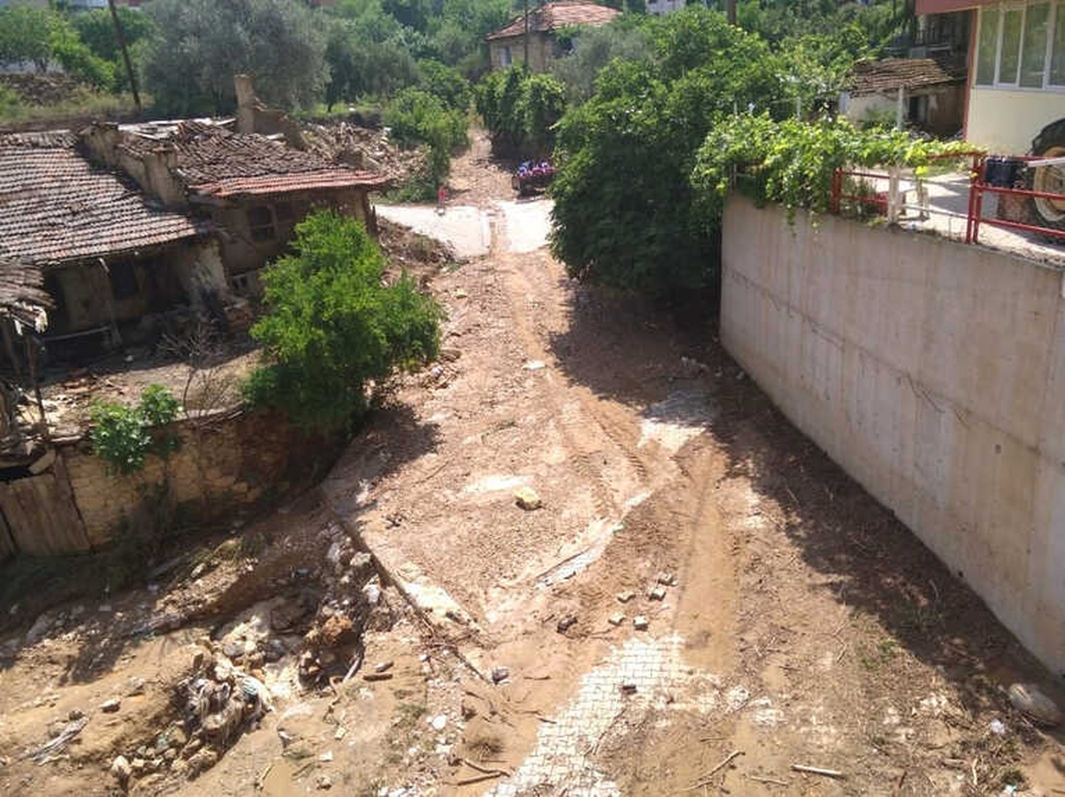 Sel Mahalleyi İkiye Ayırdı