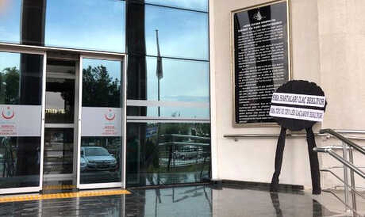 Sma Hastası Kızlarına İlaç Alamayan Aileden Siyah Çelenkli Tepki