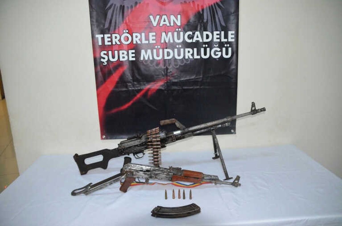 Van\'da Metruk Bir Binada Silah ve Mühimmat Ele Geçirildi