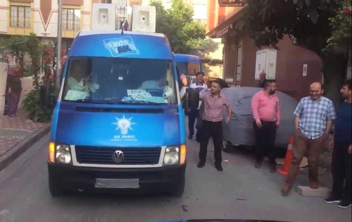 Vekil Adayı Seçim Aracının Şoförü Rahatsızlanınca Direksiyona Kendisi Geçti