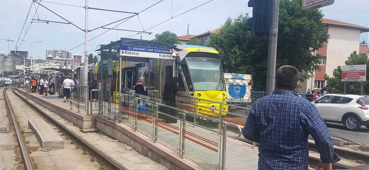 10 Yaşındaki Çocuğun Ayağı Tramvayın Altına Sıkıştı