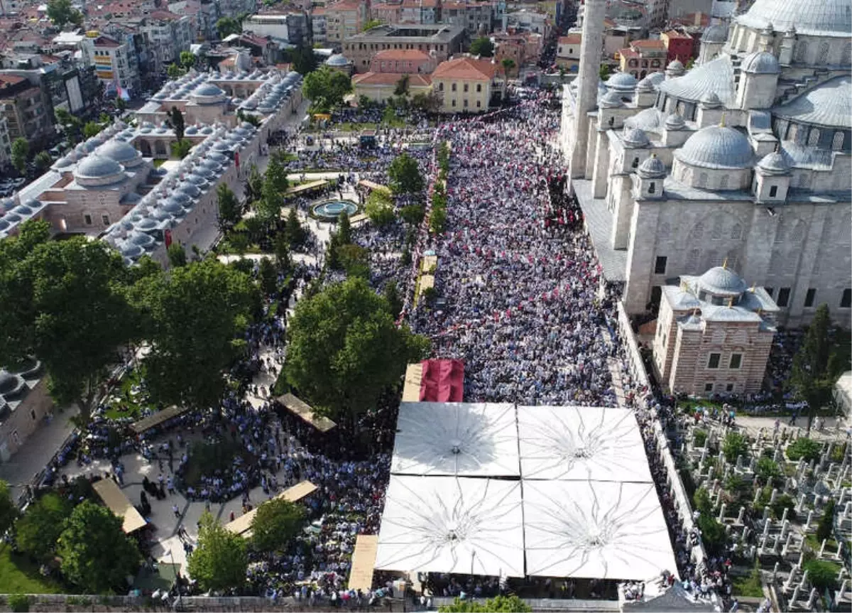 Abdülmetin Balkanlıoğlu\'nun Cenazesinde İnsan Seli
