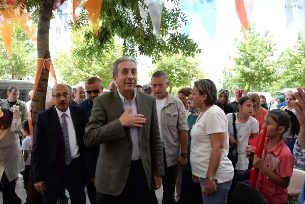 AK Parti\'li Eker: Bölgenin Sorunlarını Barış İçinde Çözmeyi Öneriyoruz