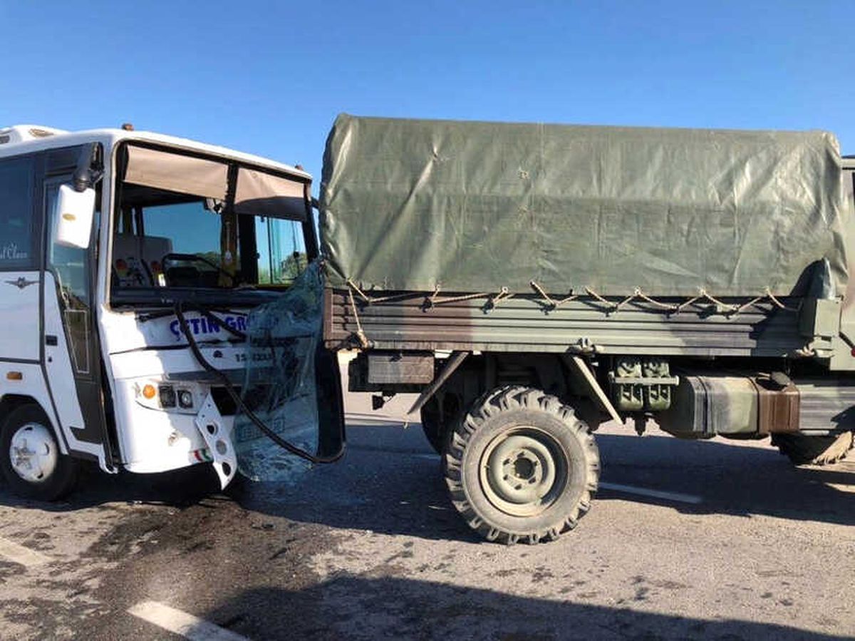 Askeri Araç ile İşçi Servisi Çarpıştı: 5 Yaralı