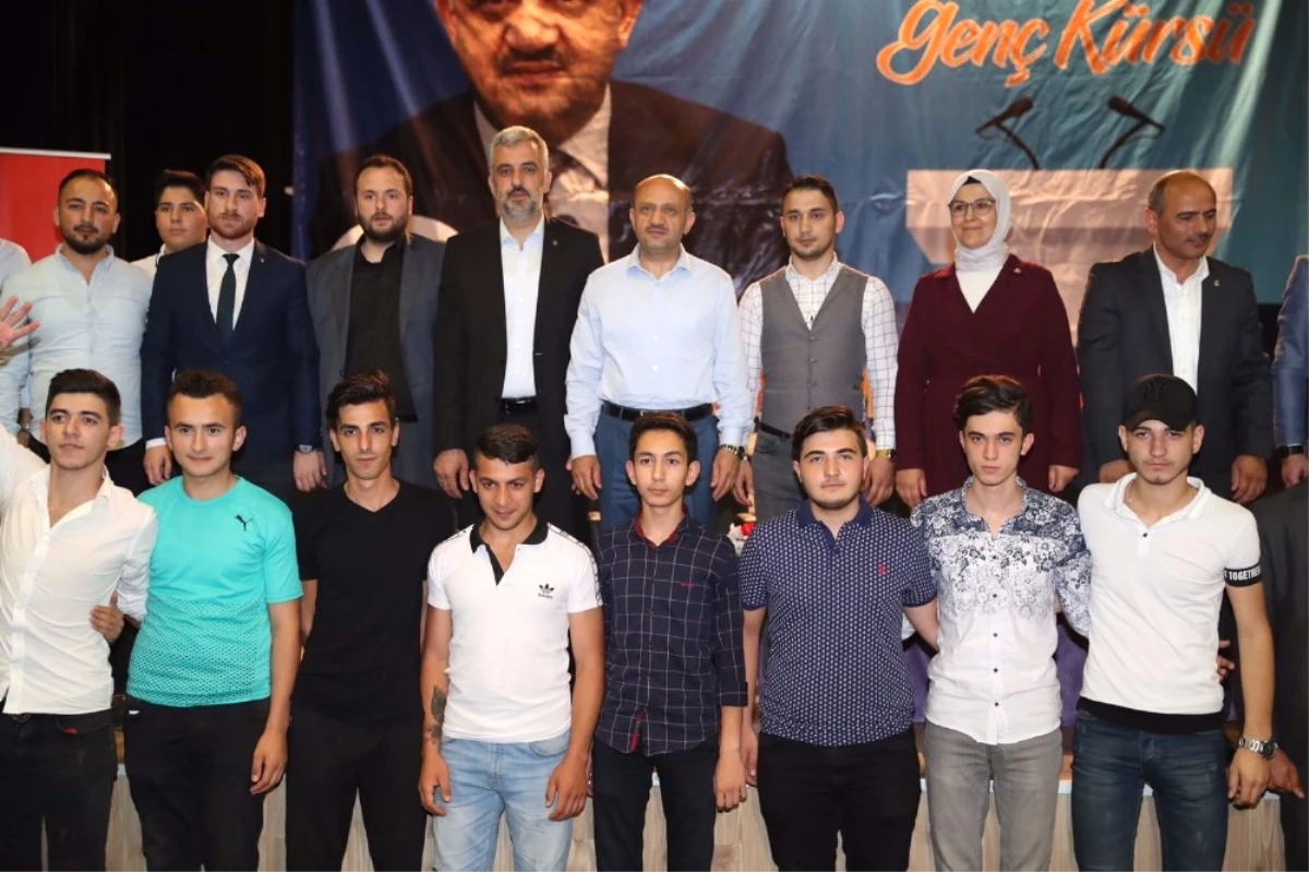 Başbakan Yardımcısı Işık, İYİ Parti\'den AK Parti\'ye Geçen 80 Gence Rozetlerini Taktı