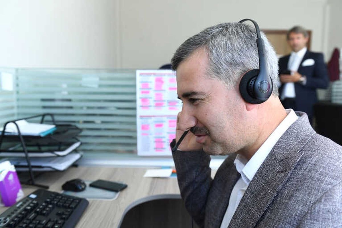 Başkan Çınar Çağrı Merkezinde Vatandaşların Telefonlarına Yanıt Verdi